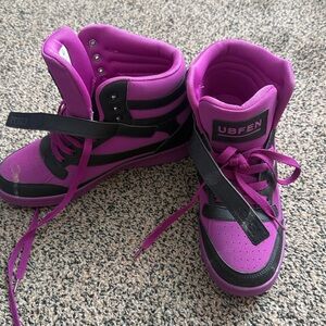 Skateshoes fits like a 9.5 to 10 size 41
Brand New they have a wedge heel